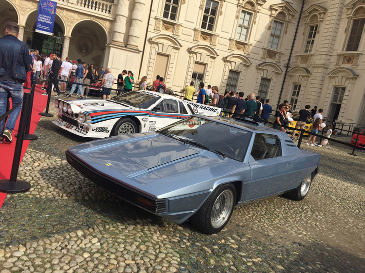 公園内のヴァレンティーノ城における特別展示。手前はベルトーネが「ディーノ308」をベースに製作した1976年「レインボー」。奥は「ランチア・ラリー037」。