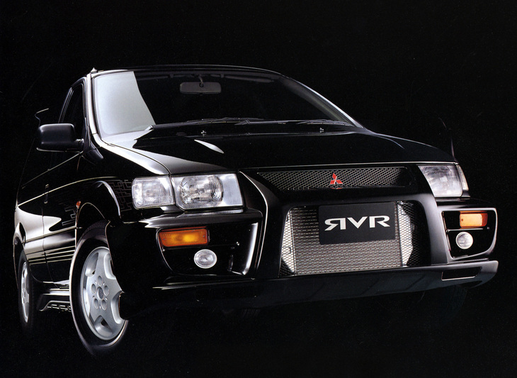 1997年「三菱RVRハイパースポーツギアR」。エアロパーツやオーバーフェンダーで3ナンバー化したボディーに、「ランエボ」譲りの250PS（5段MT仕様）を発生する2リッター直4ターボユニットを積んだ「RV最強エアロマシン」。