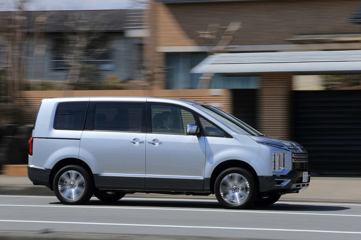 前後フェンダーパネルやドアパネルの面質、Aピラーとルーフラインをつなぐ一筆書きの曲線、ガラスエリア後端の角の処理、わずかに傾斜したリアエンドなどに注目。「デリカD：5」のサイドビューは、要所要所で丸みを帯びた柔らかいデザインとなっているのだ。（写真＝荒川正幸）