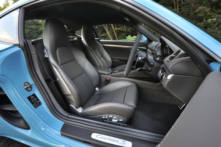 シートは、ヘッドレスト一体型のスポーティーなデザイン。テスト車のレザー製スポーツシート（オプション）は、18段階の電動調節機構とメモリー機能を備える。