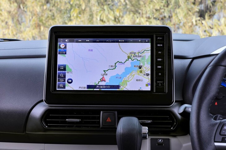 ディーラーオプションで用意されるオリジナル9型ナビゲーション。車種専用設計によるインテリアと調和したデザインが特徴で、ステアリングスイッチによってハンドルから手を放さずに操作できる。