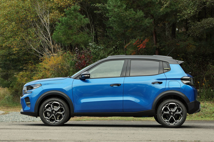 ボディーサイズは全長×全幅×全高＝4015×1755×1590mmで、ホイールベースは2540mm。先代モデルよりも全長は20mm、全幅は5mm、全高は95mm拡大された。フロントバンパー下部やリアドアの後部にアクセントとして「カラークリップ」があしらわれている。