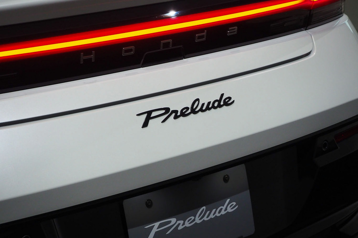 新型「プレリュード」のリアに備わるエンブレム。4代目プレリュードのエンブレムをベースに、新しい時代のスペシャリティーモデルとしてふさわしい先進性を付加してデザインしたという。