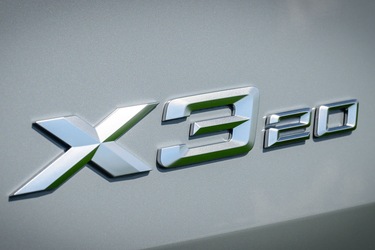 ほぼ同時期にデビューした新型「1シリーズ」からグレードのネーミングルールが変わった。これまでガソリン車についていた「i」がなくなり、「xDrive」と数字の位置関係が逆になった（旧「xDrive20i」→新「20 xDrive」）。