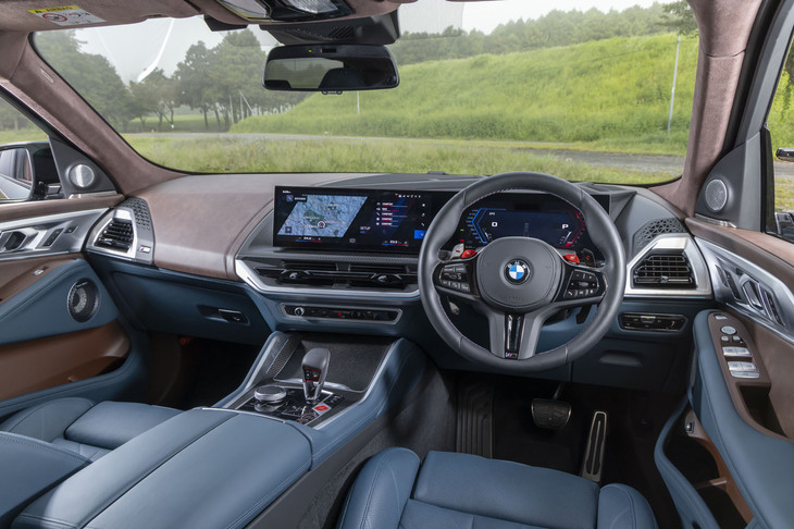 インテリアの基本的なつくりは他の「Mモデル」と変わらない。コーヒー色の部分に使い込んだ風合いのレザーを使っている。