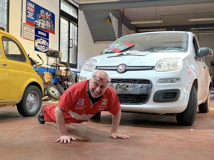 頼んでもいないにかかわらず、いきなり腕立て伏せを始めてしまったピーノさん、77歳。