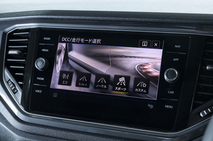 「TDIスタイル」以外に装備される、走行モード切り替え機構の「ドライビングプロファイル機能」。「TDI Rライン」には可変ダンパーが装備されるので、走行モードに応じて乗り心地も変化する。