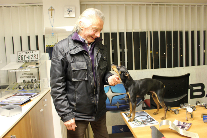 80歳の現役スバル販売店オーナー、ニコロ・マージさんと愛犬。