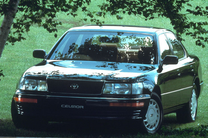 トヨタ・セルシオ
	1989年に発売されたトヨタの量産フラッグシップモデル。4リッターV8エンジンや「ピエゾTEMS」と呼ばれるエアサスなど、当時のトヨタが持つ最先端技術が惜しみなく投入された。