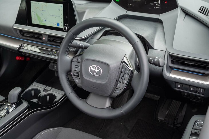 ステアリングホイールには合皮が巻かれる。スポークと呼べる部分がほとんどないほどにスイッチがびっしりと付いている。