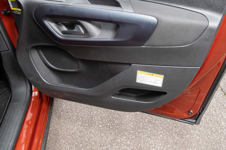 ドアのインナーパネルには2カ所の収納スペースが備わる。