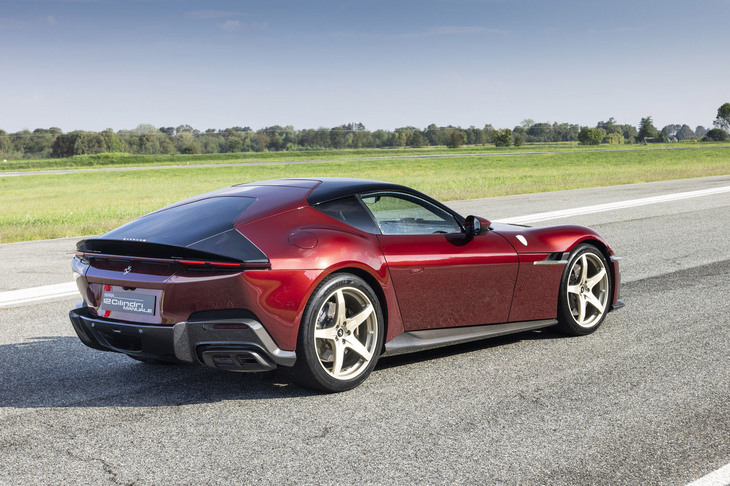 ボディーサイズは「12チリンドリ」と同一。フロントスプリッターとリアウイングには往年の「365GTB4」を思わせるピンストライプがあしらわれ、専用デザインのホイールが装着される。