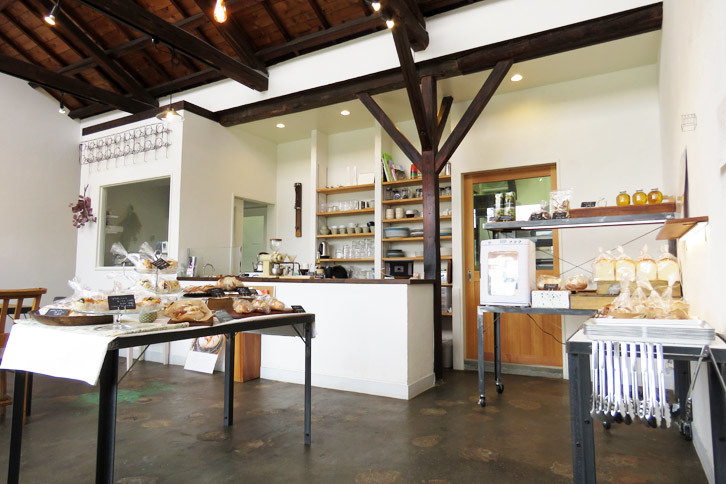 白を基調とした明るい店内。お店の名前が示すとおり、購入したパンや焼き菓子は、こちらでいただくこともできる。（著者撮影）