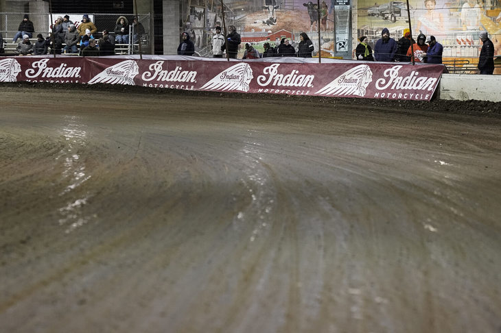 グルーブトラックと呼ばれる、粘土質の締まった土が敷き詰められた路面。未舗装路とはいえ、レース終盤にはこんな風に黒光りする状態になる。パワーのあるマシンがコーナー立ち上がりでアクセルを全開にするとタイヤがスピンし、タイヤと路面がこすれて青白い煙が出るほど。またコースによっては、砂浜のようなふかふかの土を使ったクッショントラックと呼ばれる路面もある。