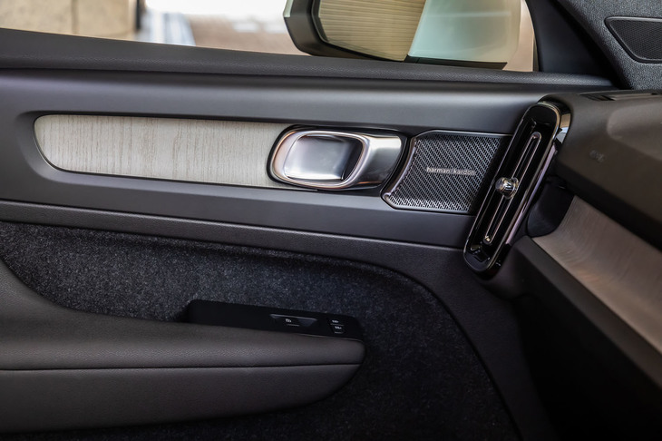 サブウーファー付きのharman/kardonプレミアムサウンドオーディオシステム（600W、13スピーカー）は、「インスクリプション」グレードに標準装備されるアイテム。