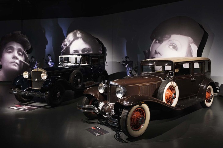 スペースのタイトルは「クレイジーな20／30年代」。右はアメリカの「コードL-29」（1931年）。5279cc 8気筒。スタイリングの特徴は全長の半分を占めるエンジンフードの長さだろうか。左は1906年から1925年まで生産された「ロールス・ロイス40/50HP」、通称“シルバー・ゴースト”。写真は1914年型で、7428cc 6気筒。戦時中、英国軍が使用したもので銃撃戦を生き延びたモデル。