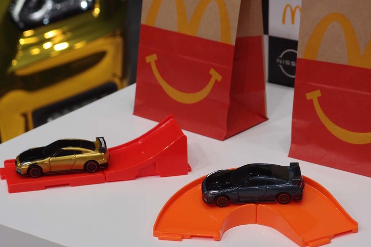 「ハッピーセット」のミニチュア版「日産GT-R NISMO 2022年モデル」は2種類。写真左が“ゴールド”と名付けられたマクドナルドのオリジナル仕様で、右が「日産GT-R NISMOスペシャルエディション」。