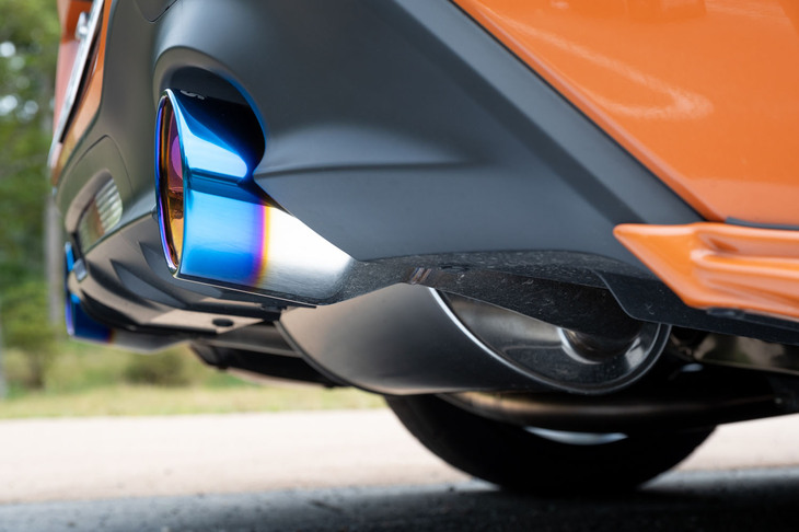 「TOM'Sバレル」を横から見たところ。消音器の配置は純正と同じく横向きで、後ろ側をやや持ち上げた形状となっている。これなら、輪留めなどを過度に気にする必要はないだろう。