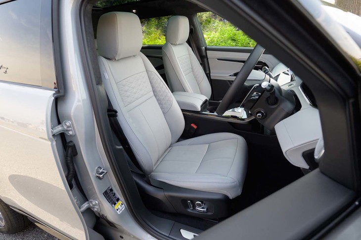 ダイヤモンドステッチ入りのウィンザーレザーシートは、ヒーターもクーラーもパワーシートもすべて標準装備となっている。