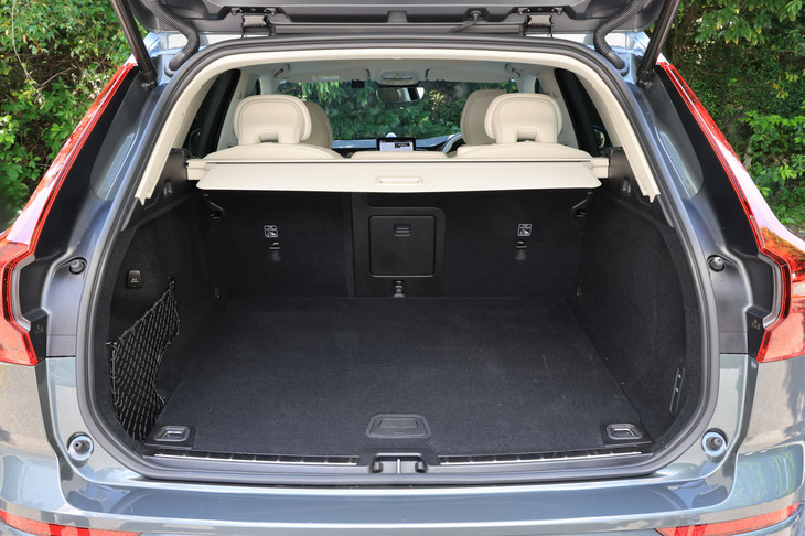 後席を使用した際の荷室容量は483リッター。2列目シートをすべて格納すると、容量を1543リッターに拡大できる。リアのホイールアーチ内側の形状が工夫されており、リアシートを倒しても荷室の床面は広くフラットなままに保たれる。