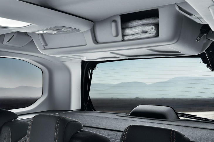 「リフター」の荷室上部に備わる収納スペース。キャビン中央部（サンルーフの下）や前席上部にも収納が備わる。