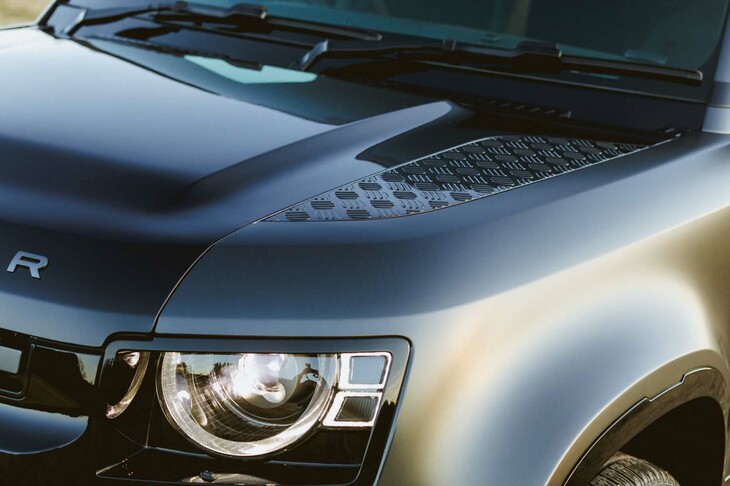 「V8カルパチアンエディション」は外装も特徴的で、グロスブラックのバッジやグリル、フロント／リアスキッドパン、カルパチアングレーのサテンプロテクティブフィルム、ナルヴィックブラックのクラッディングなどが採用されている。