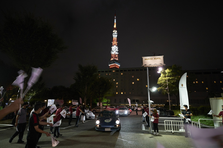 修了式を終え、とっぷりと暮れたなかをスタッフに送られて家路につく参加車両。
