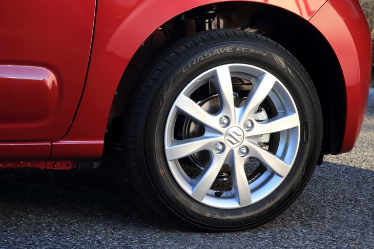 「ハイブリッドX」グレード専用の14インチアルミホイール。タイヤはダンロップの「エナセーブEC300＋」が組み合わされていた。