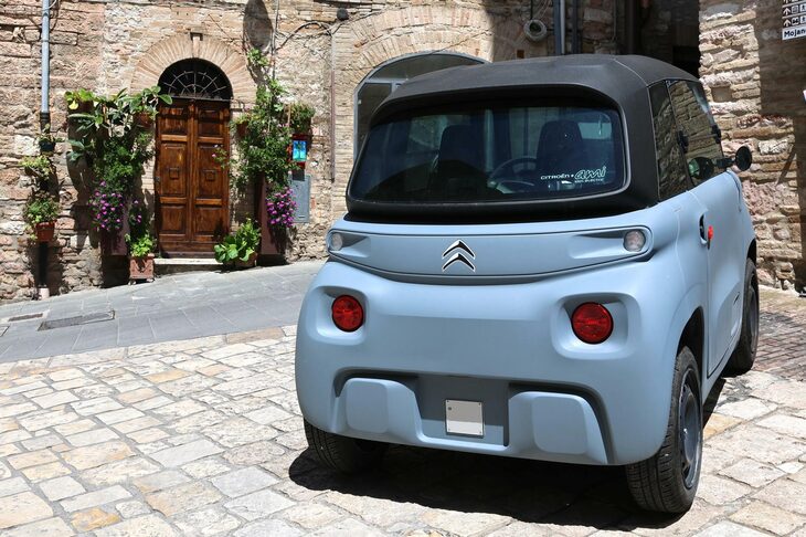 「シトロエン・アミ100％エレクトリック」。2024年5月、シエナ旧市街で。