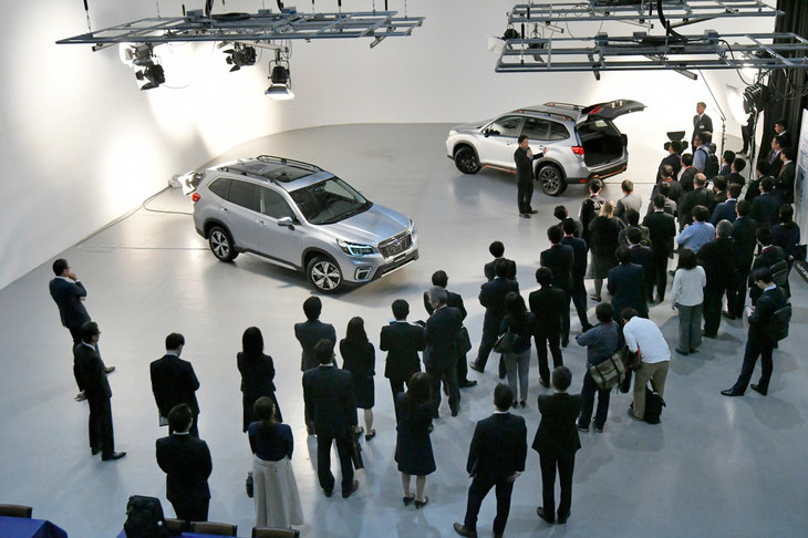 今回の新型「フォレスター」お披露目会の様子。「スポーツ」の横でマイクを握っているのは、チーフデザイナーの大関 透氏だ。