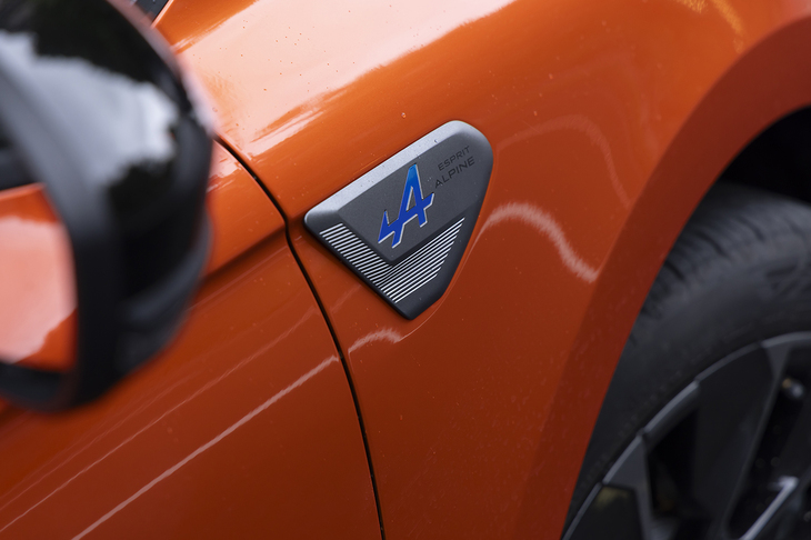 フロントフェンダーには「ESPRIT ALPINE」のバッジが貼られる。