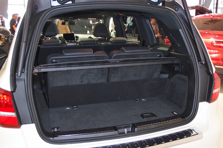 ラゲッジルームの容量は、標準の状態（写真）で680リッター。シートアレンジにより、最大2300リッターにまで拡大できる。
