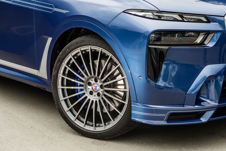 23インチのアルピナクラシックホイールはオプションで選べる。タイヤは「ALP」マーク入りの「ピレリPゼロ」。