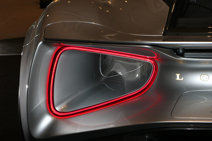 ヴェンチュリートンネルの出口を縁取るように配されたテールランプ。「エヴァイヤ」のリアビューを特徴づける意匠となっている。