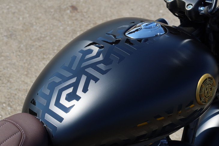 試乗車の車体色は「シャック・ブラック」。タンクやサイドパネルのモザイク模様が個性を主張する。