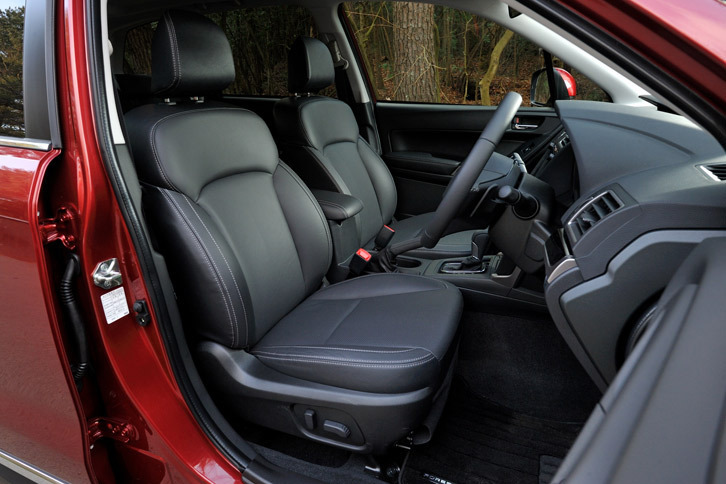 シートの仕様は全部で3種類。上級グレードの「S-Limited」と「2.0XT EyeSight」には、ファブリックと合成皮革のコンビシートが装備される。