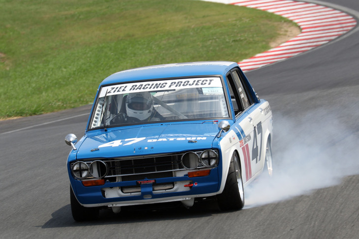 Sレースをポールトゥフィニッシュで制した「ダットサン・ブルーバード1800SSS」。ブレーキロックして激しくタイヤスモークを上げている、予選中のカット。