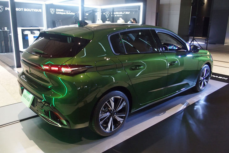 プジョー308アリュールBlueHDi（リアビュー）