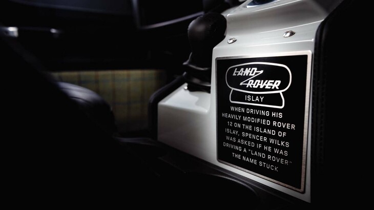 インテリアには、ランドローバーという車名の由来を記したプレートが貼られている。