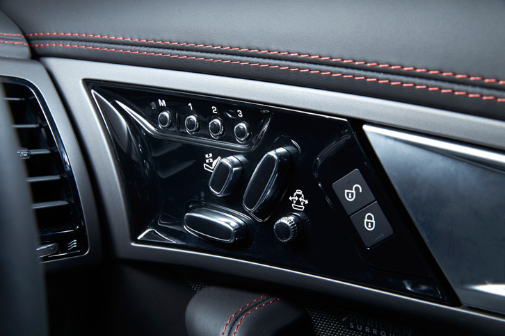 シートには運転席、助手席ともに、メモリー機能付きの14way電動調整機構が備わる。