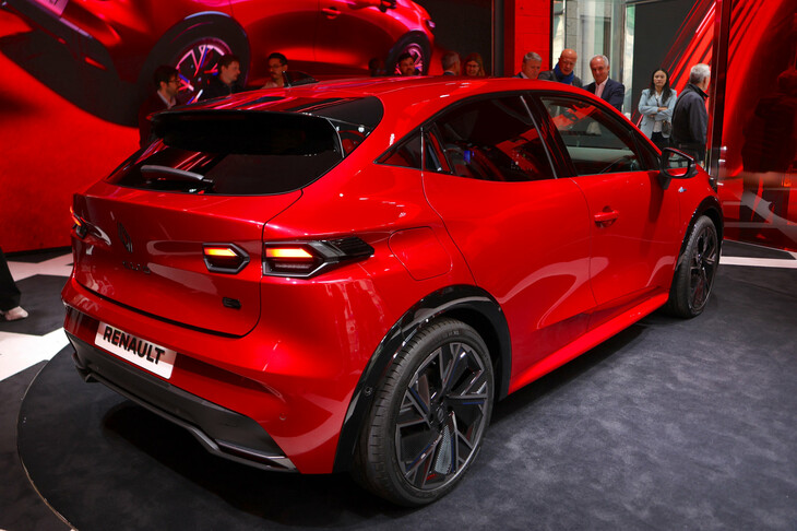 会場では一般来場者から「マツダのようだ」というささやきも聞かれた。ルノー・グループのデザイン統括であるローレンス・ファン・デン・アッカー氏がマツダに籍を置いていたことを考えると、当たらずとも遠からずか。