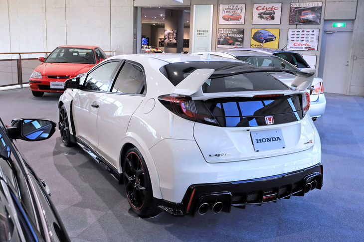 “FF量産車最速”というパフォーマンスを実現するため、シャシーについてはサスペンション、タイヤ、ステアリング機構ともに専用のものが採用された。