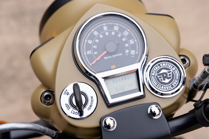 メーターはクラシックな単眼式。走行距離や残燃料、時間などは、モノクロのディスプレイで確認できる。