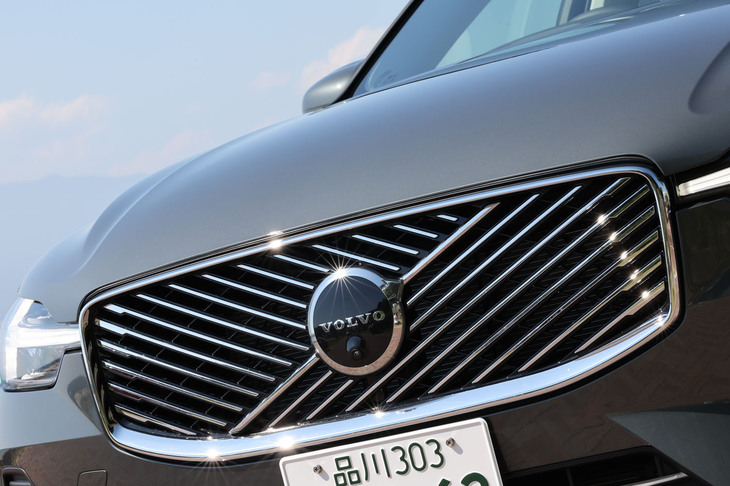 最新のBEV「EX90」やSUV「XC90」に共通するデザインテイストでリニューアルされたフロントグリル。ボルボの「アイアンマーク」にシンクロした斜線を重ね合わせた意匠で、モダンと洗練を表現したという。