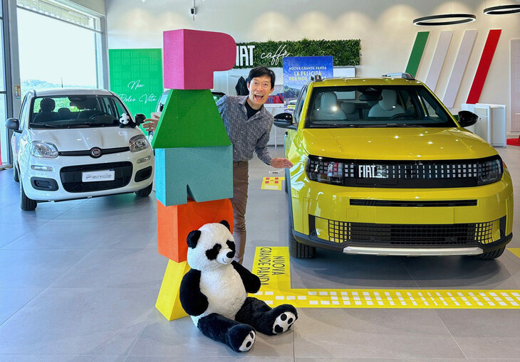 大矢アキオ ロレンツォさんと、フィアットのコンパクトカー「パンダ」（写真左）および「グランデパンダ」（同右）。
