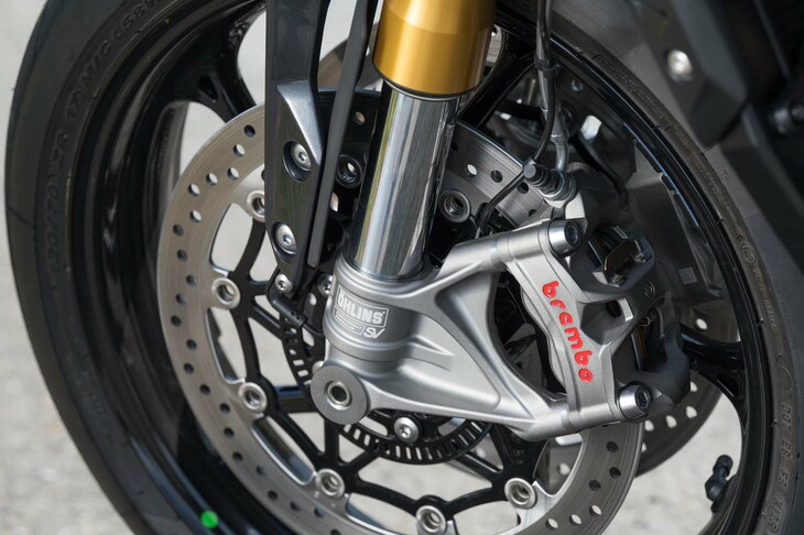 ブレーキは前がφ320mmのツインディスク、後ろがφ220mmのシングルディスクで、フロントにはブレンボ製のモノブロックキャリパーやラジアルマスターシリンダーが採用される。