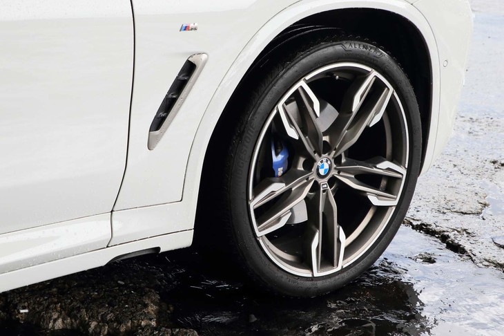 「Mライト・アロイ・ホイール・ダブルスポーク・スタイリング718M」と名付けられた「X3 M40d」の21インチアルミホイール。