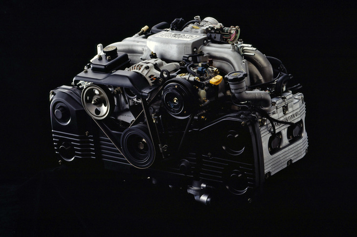 「EJ」型エンジンは、1989年登場の初代「レガシィ」より導入が開始された。写真は排気量2リッターの「EJ20」で、ボア×ストローク＝92×75mm。