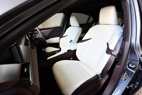 上級グレード“バージョンL”の前席。フラッグシップセダン「LS」のものと同様、上下2分割のデザインが採用されている。