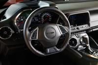 ステアリングホイールは革巻きのフラットボトムタイプ。アシストは電動の車速感応式で、走行状態によってステアリングギア比が変わる、バリアブルギアレシオ機構も備わる。